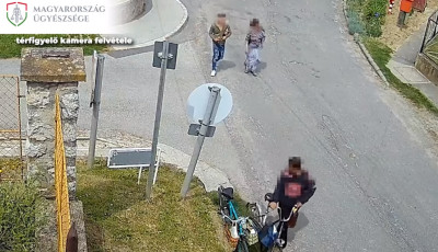 K&ouml;sz&ouml;ntek a s&eacute;rtettnek, majd ellopt&aacute;k a p&eacute;nzt&aacute;rc&aacute;j&aacute;t &ndash; VIDE&Oacute;