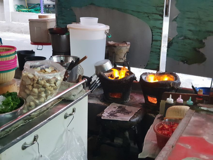 Igen, ez egy Michelin csillagos street food kajálda, amit egy 72 éves néni visz