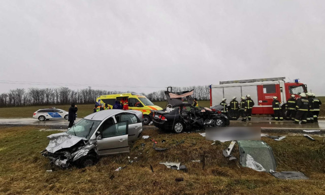 Hal&aacute;los aut&oacute;baleset t&ouml;rt&eacute;nt Somogyban, ketten &eacute;let&uuml;ket vesztett&eacute;k