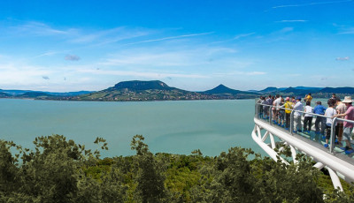 Fony&oacute;don 2020-t&oacute;l levegőbe ny&uacute;l&oacute; &uuml;vegkil&aacute;t&oacute;r&oacute;l gy&ouml;ny&ouml;rk&ouml;dhet&uuml;nk a Balatonban