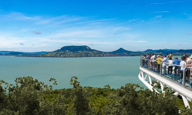 Fony&oacute;don 2020-t&oacute;l levegőbe ny&uacute;l&oacute; &uuml;vegkil&aacute;t&oacute;r&oacute;l gy&ouml;ny&ouml;rk&ouml;dhet&uuml;nk a Balatonban