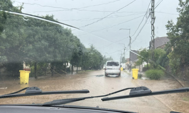 Elk&eacute;pesztő zuh&eacute; volt a Balatonon, ellepte a v&iacute;z Balatonlell&eacute;t &eacute;s Balatonber&eacute;nyt is- VIDE&Oacute;