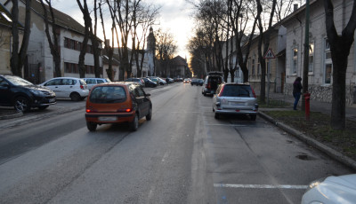 FELH&Iacute;V&Aacute;S! - Parkol&oacute; aut&oacute;nak &uuml;tk&ouml;z&ouml;tt a N&eacute;meth Istv&aacute;n fasoron, majd lel&eacute;pett - Keresik