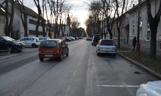 FELH&Iacute;V&Aacute;S! - Parkol&oacute; aut&oacute;nak &uuml;tk&ouml;z&ouml;tt a N&eacute;meth Istv&aacute;n fasoron, majd lel&eacute;pett - Keresik