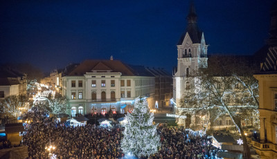 Felgy&uacute;ltak a f&eacute;nyek &ndash; Az első gyerty&aacute;val az &uuml;nnepi hangulat is l&aacute;ngra lobbant a belv&aacute;rosban - GAL&Eacute;RIA