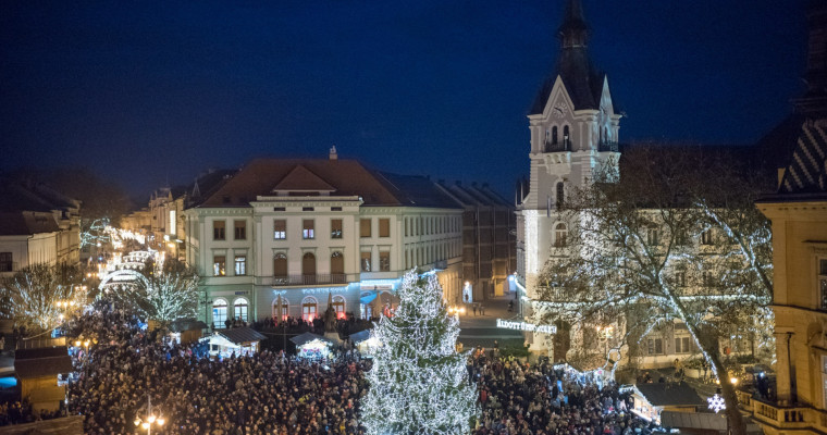 Felgy&uacute;ltak a f&eacute;nyek &ndash; Az első gyerty&aacute;val az &uuml;nnepi hangulat is l&aacute;ngra lobbant a belv&aacute;rosban - GAL&Eacute;RIA