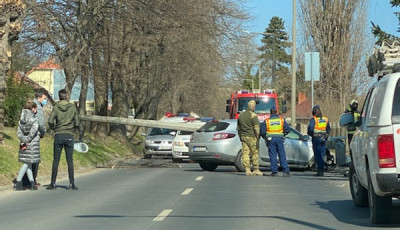 Kivitte a villanyoszlopot, lez&aacute;rt&aacute;k a H&aacute;rsfa utc&aacute;t