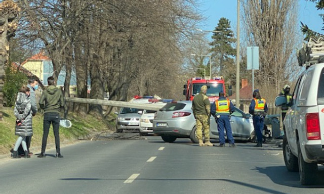 Kivitte a villanyoszlopot, lez&aacute;rt&aacute;k a H&aacute;rsfa utc&aacute;t