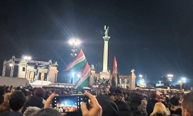 Ilyen volt a p&eacute;ntek esti t&uuml;ntet&eacute;s a Hős&ouml;k ter&eacute;n