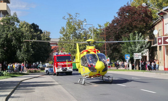 Leugrott a t&iacute;zemeletes tetej&eacute;ről egy 21 &eacute;ves fiatal, egy aut&oacute;ra esett &eacute;s t&uacute;l&eacute;lte