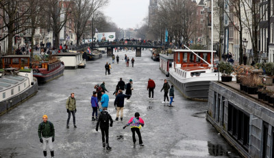 Amsterdamban befagytak a csatorn&aacute;k, beindult a r&ouml;gt&ouml;nz&ouml;tt korcsolyaszezon