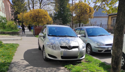 Par&aacute;d&eacute;s &uuml;zenetet ragasztottak egy j&aacute;rd&aacute;n parkol&oacute; aut&oacute;s ablak&aacute;ra a Sz&aacute;nt&oacute; utc&aacute;ban