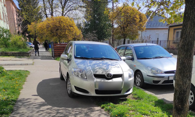 Par&aacute;d&eacute;s &uuml;zenetet ragasztottak egy j&aacute;rd&aacute;n parkol&oacute; aut&oacute;s ablak&aacute;ra a Sz&aacute;nt&oacute; utc&aacute;ban