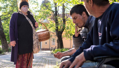 A r&aacute;szorul&oacute;kon seg&iacute;tő Pint&eacute;r Judit volt a szerdai t&ouml;megvereked&eacute;s egyik &aacute;ldozata - Paprika spray &eacute;s fal&eacute;c is előker&uuml;lt