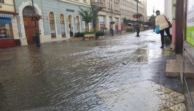 Ezen a h&eacute;tv&eacute;g&eacute;n sem kell strandra menni, az eső elint&eacute;zte