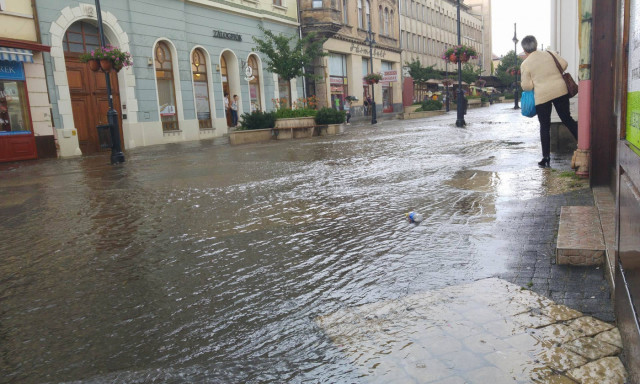 Ezen a h&eacute;tv&eacute;g&eacute;n sem kell strandra menni, az eső elint&eacute;zte