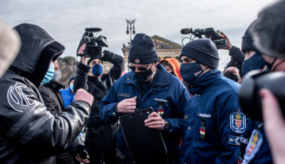 A rendőr&ouml;k vetettek v&eacute;get a magyar vend&eacute;gl&aacute;t&oacute;sok t&uuml;ntet&eacute;s&eacute;nek vas&aacute;rnap