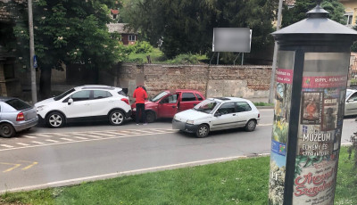 H&aacute;rom aut&oacute; cs&uacute;szott &ouml;ssze a Bethlen t&eacute;ri k&ouml;rforgalomban