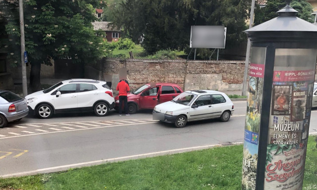 H&aacute;rom aut&oacute; cs&uacute;szott &ouml;ssze a Bethlen t&eacute;ri k&ouml;rforgalomban