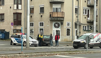 Baleset a Berzsenyi utc&aacute;ban, durva torl&oacute;d&aacute;s v&aacute;rhat&oacute; a k&ouml;rny&eacute;ken