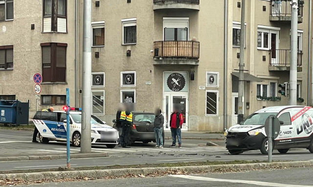 Baleset a Berzsenyi utc&aacute;ban, durva torl&oacute;d&aacute;s v&aacute;rhat&oacute; a k&ouml;rny&eacute;ken