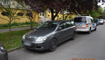 Megh&uacute;ztak egy parkol&oacute; aut&oacute;t a B&uacute;zavir&aacute;gban, a rendőrs&eacute;g keresi a v&eacute;tkest