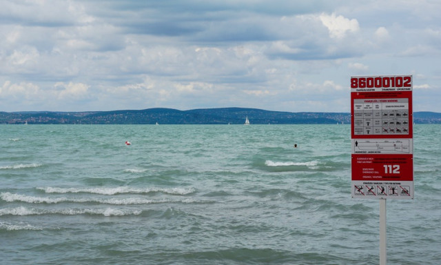 Ha ilyen t&aacute;bl&aacute;kat l&aacute;tsz a Balatonon, ne lepődj meg!