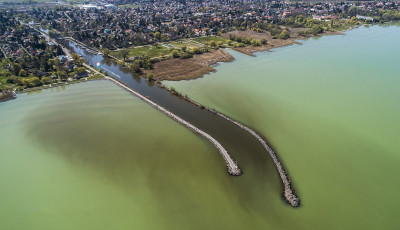 Tov&aacute;bbra is fekete v&iacute;z &ouml;mlik a Balatonba, de aggodalomra semmi ok