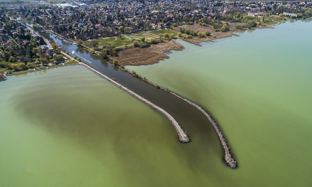 Tov&aacute;bbra is fekete v&iacute;z &ouml;mlik a Balatonba, de aggodalomra semmi ok