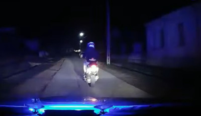 &Iacute;gy menek&uuml;lt a rendőr&ouml;k elől Kaposm&eacute;rőben a r&eacute;szeg robog&oacute;s - VIDE&Oacute;