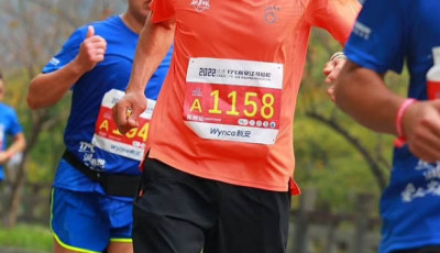 M&eacute;ghogy a doh&aacute;nyz&aacute;s k&aacute;ros! Egyik cigit a m&aacute;sik ut&aacute;n sz&iacute;vja maratonjain a l&aacute;ncdoh&aacute;nyos versenyző