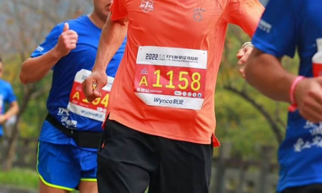 M&eacute;ghogy a doh&aacute;nyz&aacute;s k&aacute;ros! Egyik cigit a m&aacute;sik ut&aacute;n sz&iacute;vja maratonjain a l&aacute;ncdoh&aacute;nyos versenyző