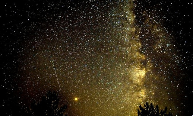 Ma k&ouml;telező felpillantani! - Aranyl&oacute; meteorraj &eacute;rkezik