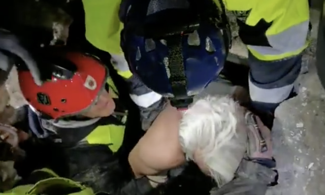 A t&ouml;r&ouml;k kisfi&uacute; nagyapj&aacute;t is kimentette a romok al&oacute;l Bod&oacute; L&aacute;szl&oacute; mentőegys&eacute;ge - VIDE&Oacute;