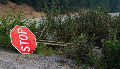 &Ouml;sszer&uacute;gta a port az asszonnyal, beivott, majd kid&ouml;nt&ouml;tte a t&aacute;bl&aacute;kat egy kereszteződ&eacute;sben