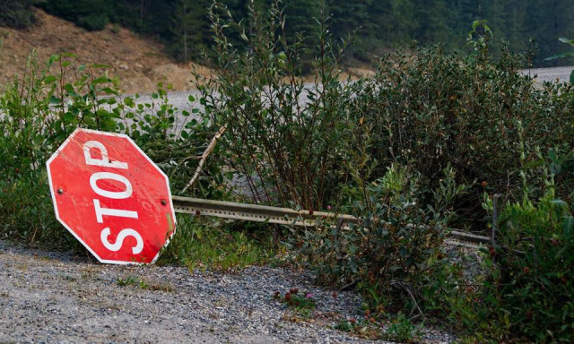 &Ouml;sszer&uacute;gta a port az asszonnyal, beivott, majd kid&ouml;nt&ouml;tte a t&aacute;bl&aacute;kat egy kereszteződ&eacute;sben