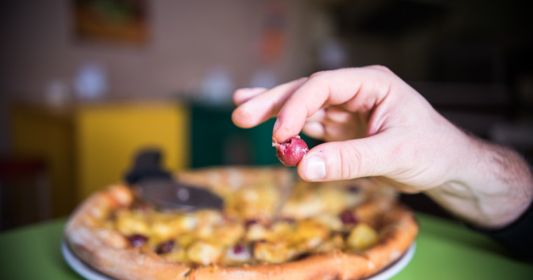 Tobz&oacute;dik az őr&uuml;lts&eacute;gekben a Torkos &uacute;j &eacute;tlapja - Cheetos burger, meggyes pizza &eacute;sat&ouml;bbi&#039;