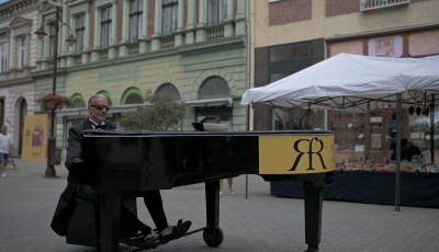 Sz&aacute;guld&oacute; zongor&aacute;s j&aacute;rja a belv&aacute;rost, elindult a Rippl-R&oacute;nai Fesztiv&aacute;l - VIDE&Oacute;