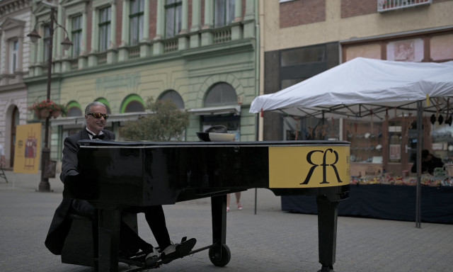 Sz&aacute;guld&oacute; zongor&aacute;s j&aacute;rja a belv&aacute;rost, elindult a Rippl-R&oacute;nai Fesztiv&aacute;l - VIDE&Oacute;