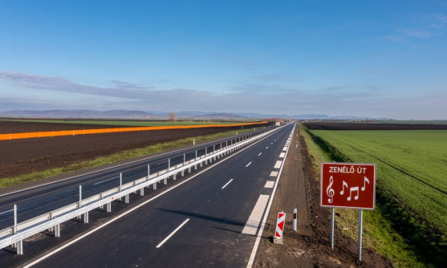 A 67-es ut&aacute;n &eacute;rik a szőlő - &Iacute;gy sz&oacute;l az orsz&aacute;g leg&uacute;jabb zen&eacute;lő &uacute;tja - VIDE&Oacute;