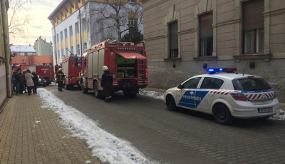 F&uuml;st &ouml;ml&ouml;tt egy belv&aacute;rosi lak&aacute;sb&oacute;l -  Egy szem&eacute;lyt mentettek ki a tűzolt&oacute;k