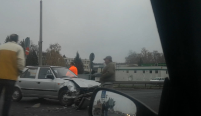 K&eacute;t aut&oacute; &uuml;tk&ouml;z&ouml;tt a F&uuml;redi &uacute;ti Mol k&uacute;tn&aacute;l, egy s&eacute;r&uuml;lt - VIDE&Oacute;