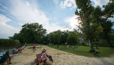 Az &ouml;sszes szabad &eacute;s fizetős balatoni strand egy helyen, &aacute;rakkal