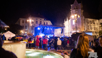 Elmosta az eső a Mi&eacute;nk a v&aacute;rost, esernyők sorakoztak a fell&eacute;pők előtt a Kossuth t&eacute;ren - GAL&Eacute;RIA