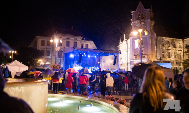 Elmosta az eső a Mi&eacute;nk a v&aacute;rost, esernyők sorakoztak a fell&eacute;pők előtt a Kossuth t&eacute;ren - GAL&Eacute;RIA