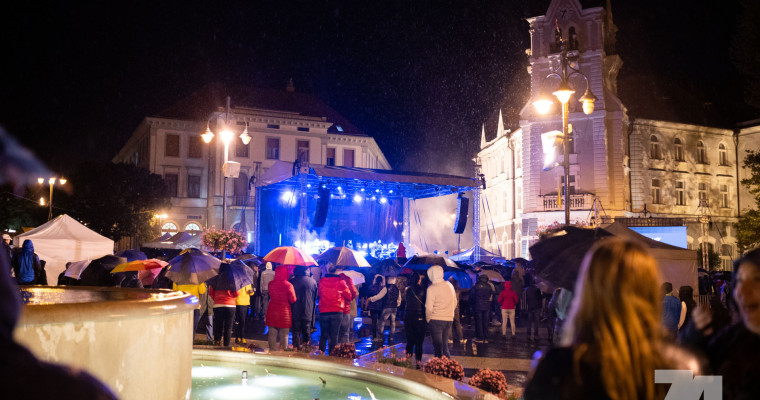 Elmosta az eső a Mi&eacute;nk a v&aacute;rost, esernyők sorakoztak a fell&eacute;pők előtt a Kossuth t&eacute;ren - GAL&Eacute;RIA