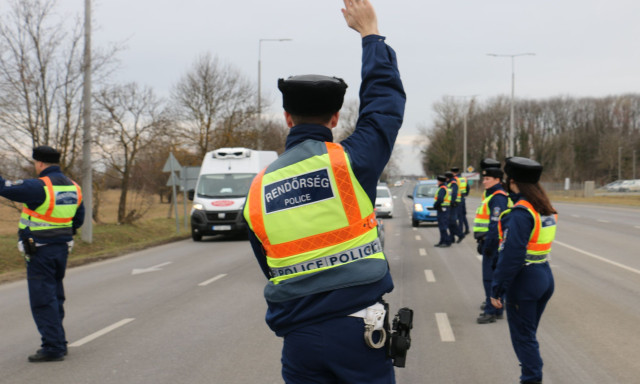 Dr&oacute;nnal &eacute;s civil aut&oacute;kkal tartottak &ouml;sszehangolt ellenőrz&eacute;st a rendőr&ouml;k Kaposv&aacute;ron