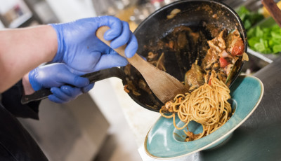 P&eacute;nteken Spagetti Vil&aacute;gnapot &uuml;nnepel&uuml;nk, f&eacute;l&aacute;ron t&eacute;szt&aacute;zhattok a Trattori&aacute;ban!