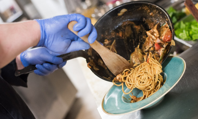 P&eacute;nteken Spagetti Vil&aacute;gnapot &uuml;nnepel&uuml;nk, f&eacute;l&aacute;ron t&eacute;szt&aacute;zhattok a Trattori&aacute;ban!