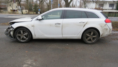 Teljesen be&aacute;llva hajtott bele h&aacute;rom parkol&oacute; aut&oacute;ba Balatonf&ouml;ldv&aacute;ron